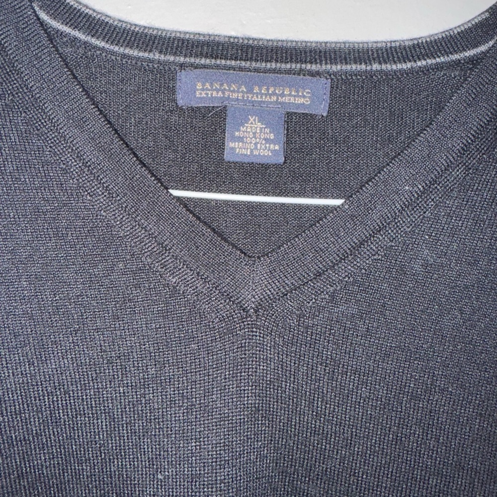Banana Republic Men's V-Neck Sweater in Black - Picture 2 of 2